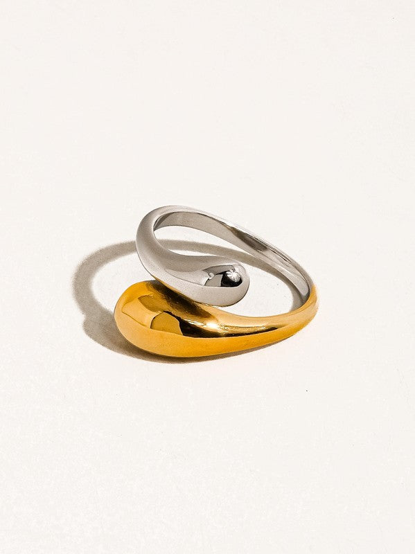 Gabrielle Twist Ring