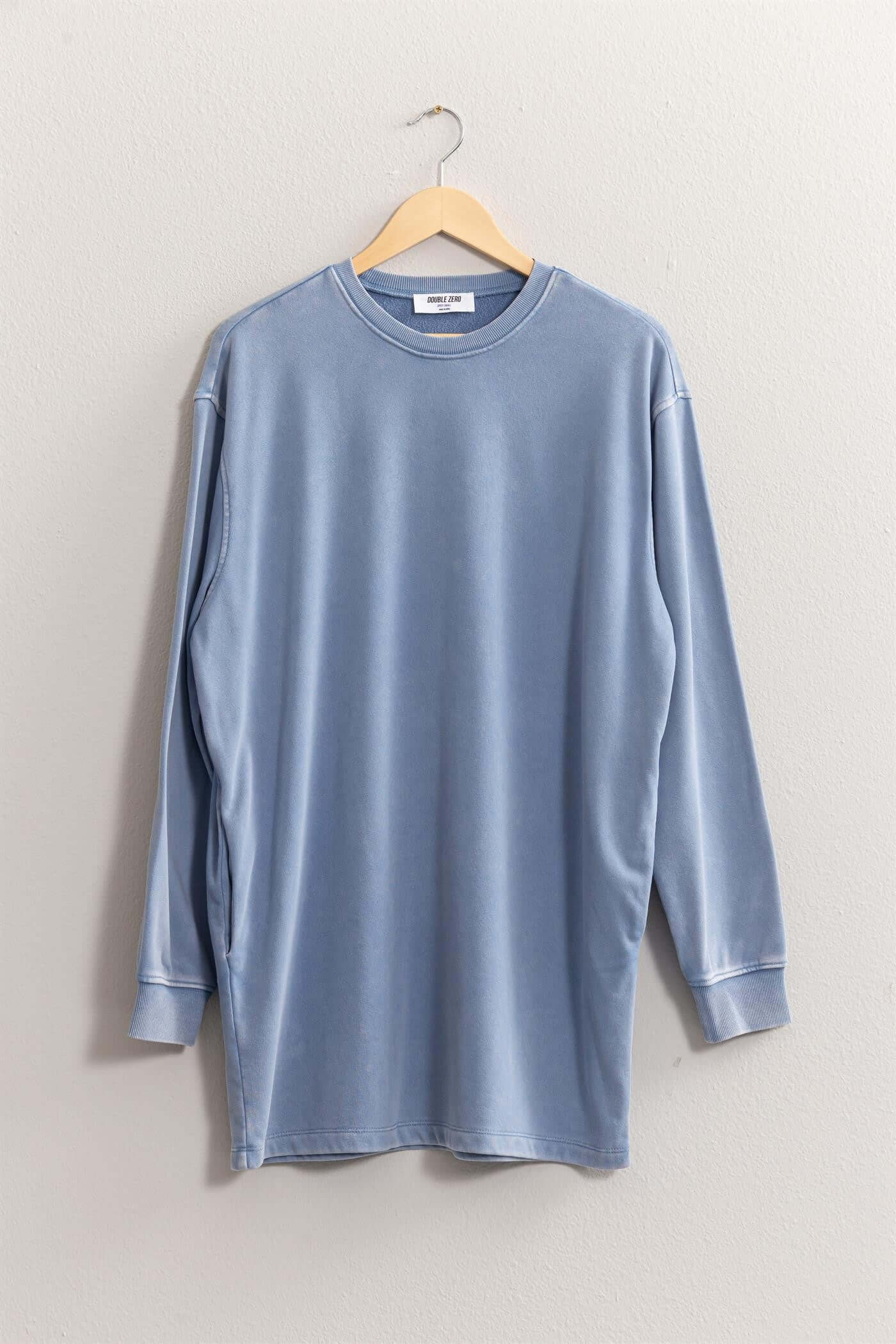 Clara Cozy CrewEmbrace cozy comfort with the Clara Cozy Crew, an oversized sweatshirt dress designed for a relaxed fit. This dress features dropped shoulders and long sleeves, making it perfect for lounging or casual outings. The soft, washed fabric adds