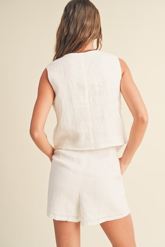 Bette Tuxedo VestIntroducing the Bette Tuxedo Vest, a perfect fusion of timeless elegance and contemporary style. Crafted from luxurious 100% linen, this vest offers both impeccable craftsmanship and unrivaled comfort. Its tailored fit, featuring a sleek