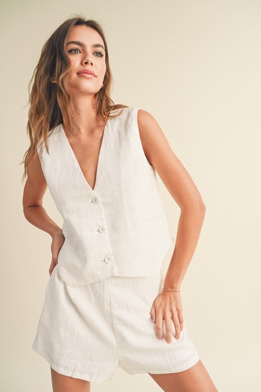 Bette Tuxedo VestIntroducing the Bette Tuxedo Vest, a perfect fusion of timeless elegance and contemporary style. Crafted from luxurious 100% linen, this vest offers both impeccable craftsmanship and unrivaled comfort. Its tailored fit, featuring a sleek