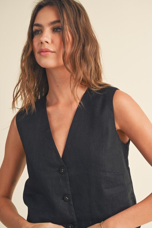 Bette Tuxedo VestIntroducing the Bette Tuxedo Vest, a perfect fusion of timeless elegance and contemporary style. Crafted from luxurious 100% linen, this vest offers both impeccable craftsmanship and unrivaled comfort. Its tailored fit, featuring a sleek