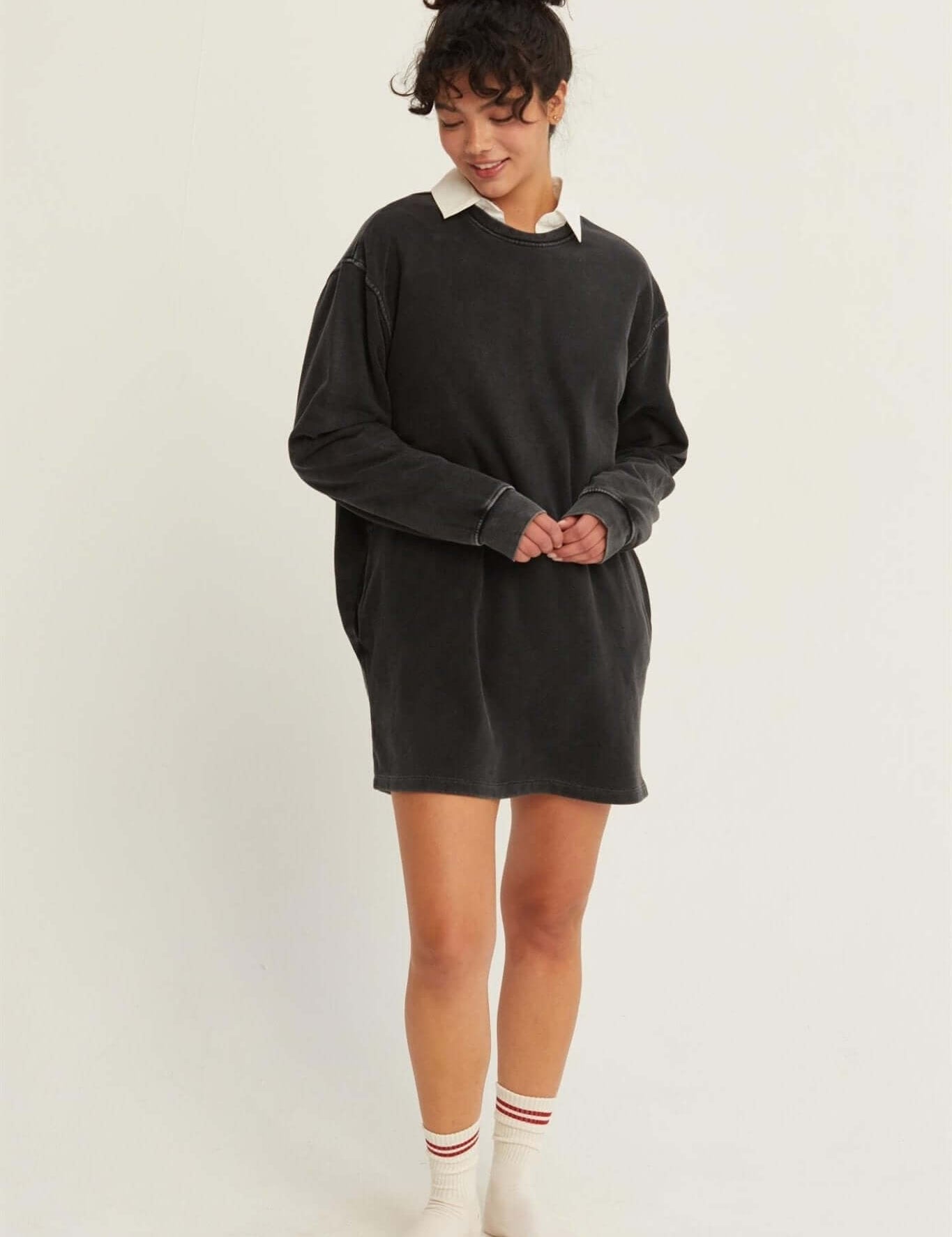 Clara Cozy CrewEmbrace cozy comfort with the Clara Cozy Crew, an oversized sweatshirt dress designed for a relaxed fit. This dress features dropped shoulders and long sleeves, making it perfect for lounging or casual outings. The soft, washed fabric adds