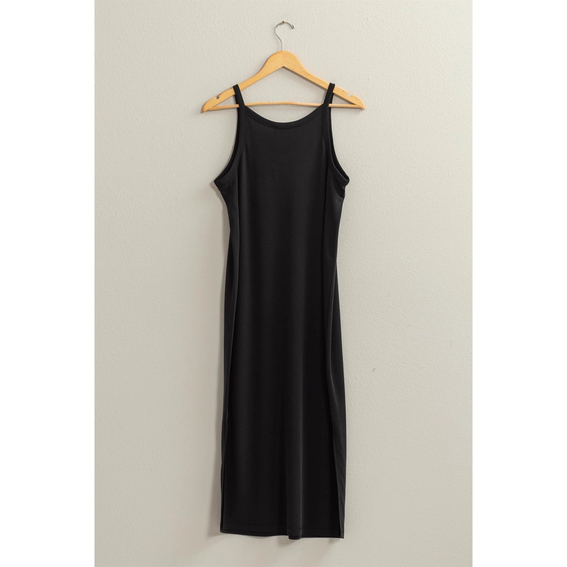 Robin V-Neck Midi DressArm yourself some style points this season with this cute midi dress. Designed from a soft fabric, it has a relaxed fit that's perfect for laid-back days, boasting a V-neck and shoulder straps. Twin side slits offer a flowy style. S