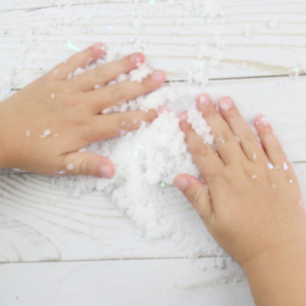 North Pole SnowMake 16 cups of fluffy "snow"! Pour into a large bowl and add 4 cups of water to see snow grow before your eyes! Flakes will grow to 100x their size. This snow is perfect for holiday parties, for making snow slime, or as a fun and easy indo